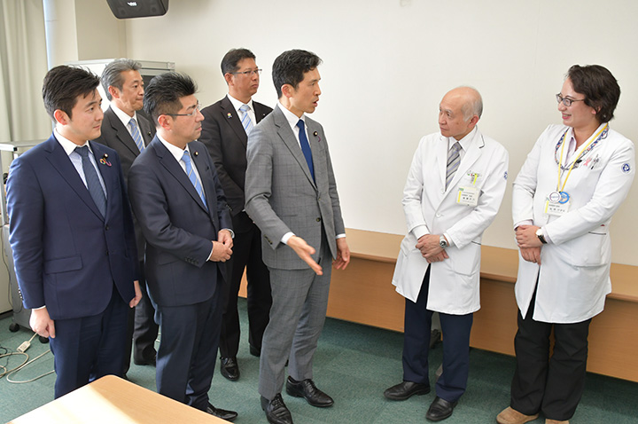後藤診療科長（右から2人目）、松尾医師（右隣）と懇談する（前列左から）安江、里見、新妻の各氏ら＝27日　名古屋市