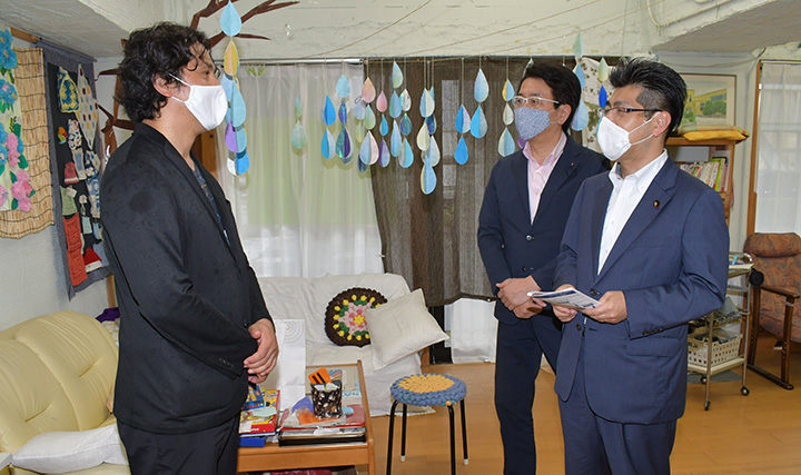 デイサービス施設で熊田代表理事（左）から話を聴く里見氏（右）ら＝6日　名古屋市