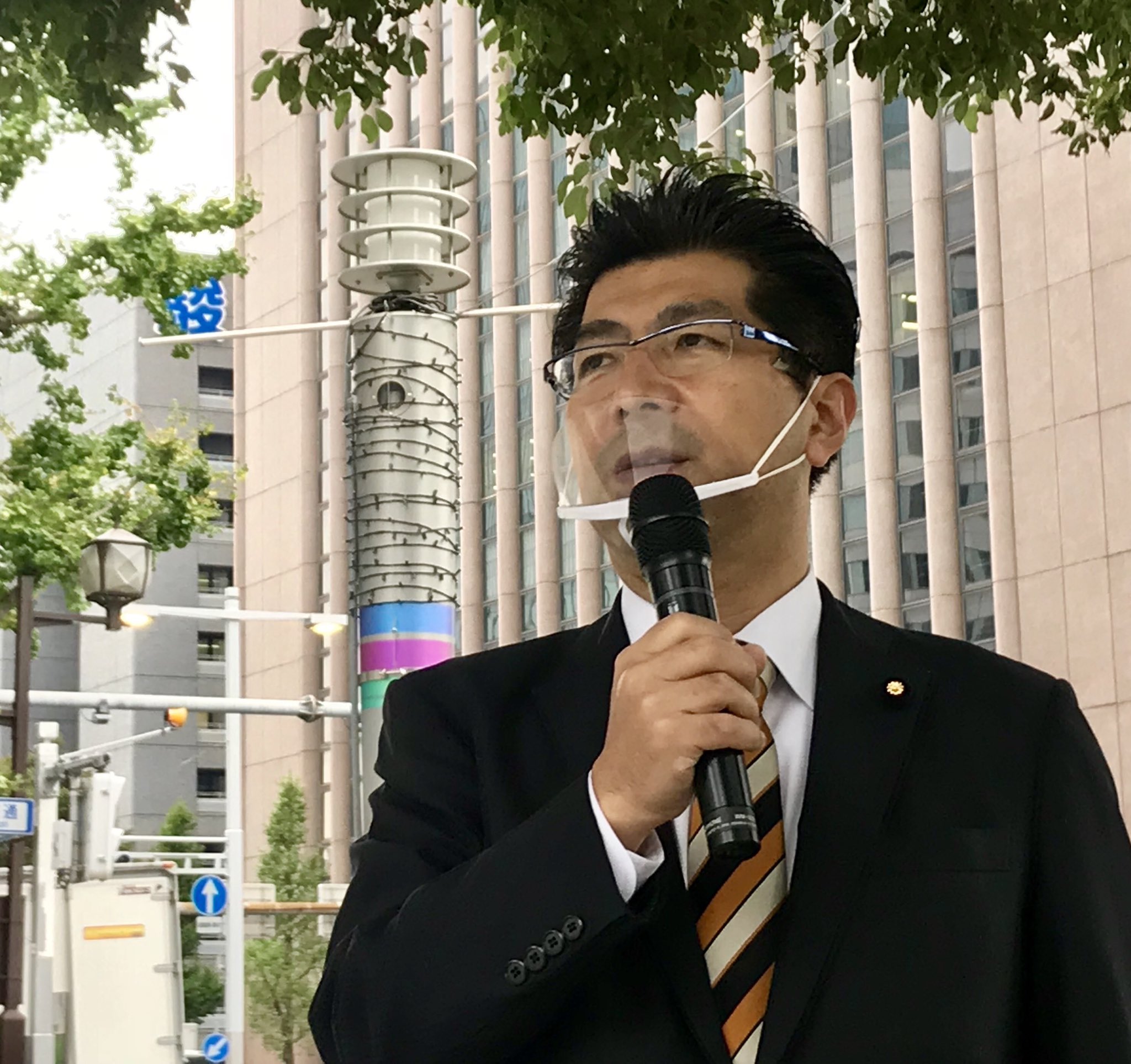 名古屋駅前で携帯電話料金引き下げ政策を紹介