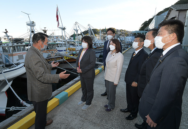 坊勢漁業協同組合の岡田代表理事組合長（左端）から漁の実情を聴く党離島振興対策本部のメンバーら