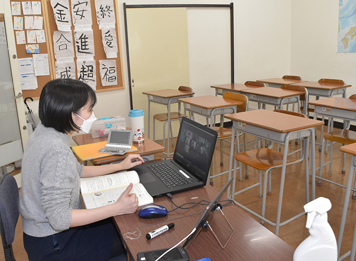 母国で待機する外国人留学生とオンラインで結び、日本語授業を行う講師＝13日　さいたま市