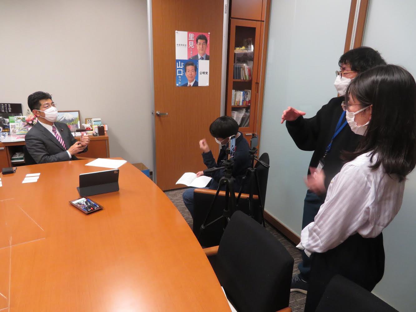 日本若者協議会の室橋祐貴代表理事はじめ大学生、高校生の代表が来訪