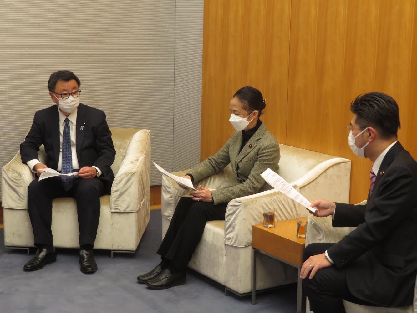 日本語教育推進議員連盟は松野博一官房長官に対して要望書を提出