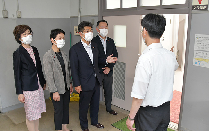 学校関係者から話を聞く里見氏（左から3人目）ら＝30日　名古屋市