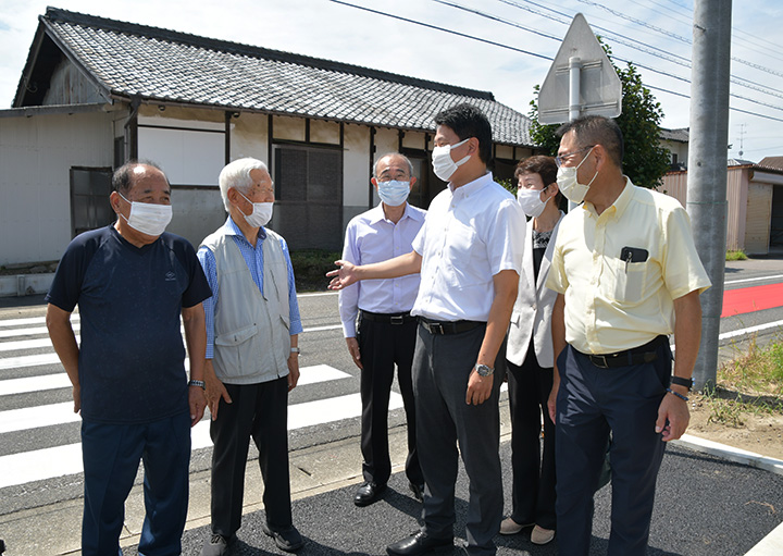 横断歩道設置を（左から）田中さん、脇田さんと喜び合う澄川県議（右から3人目）、各務原市議