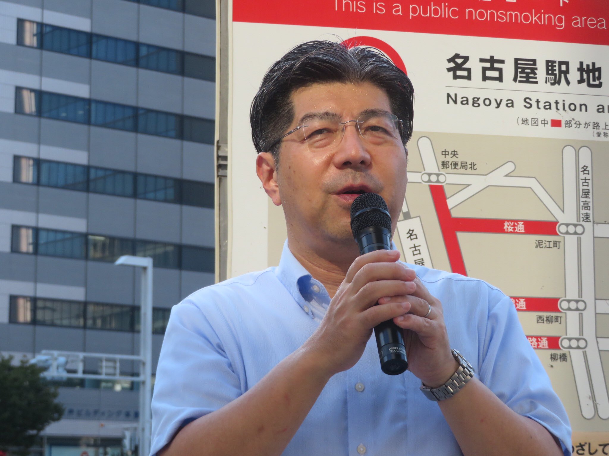 名古屋駅前の街頭