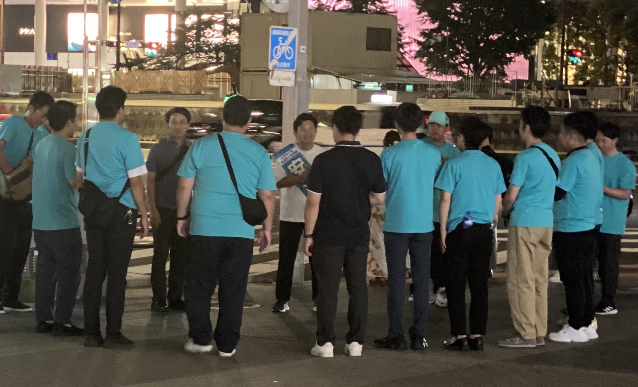 スタッフの皆さんに頭を下げて御礼される安江のぶおさん