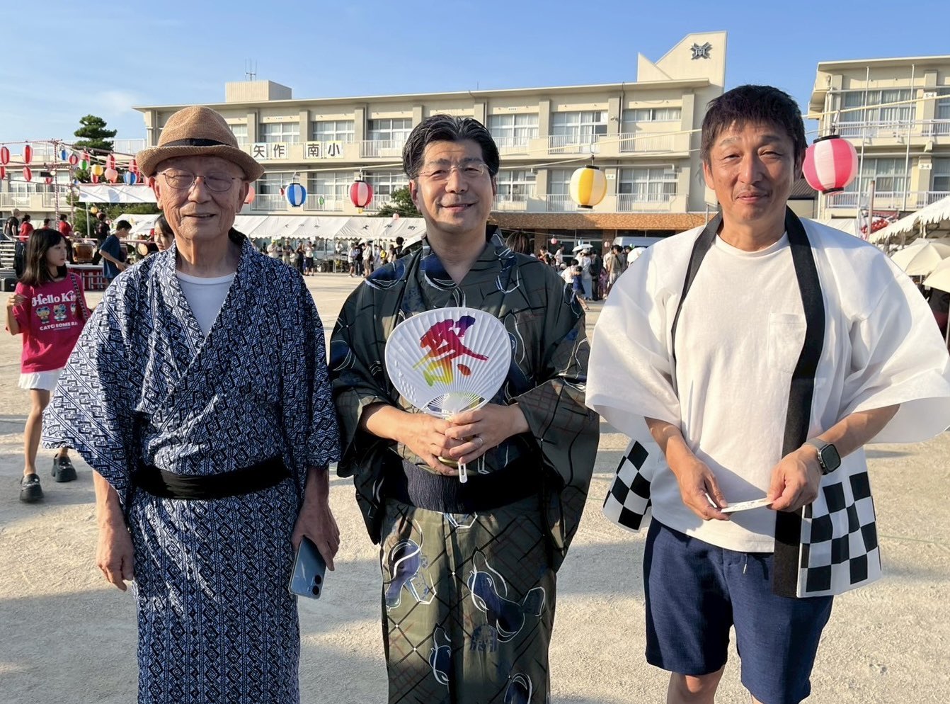 妻・邦衣（くにえ）の母校、矢作南小学校の学区盆踊りへ