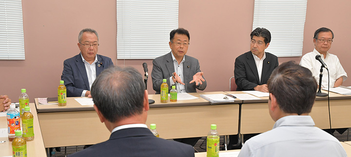 党愛知県本部の議員と懇談する西田幹事長(中央)=同