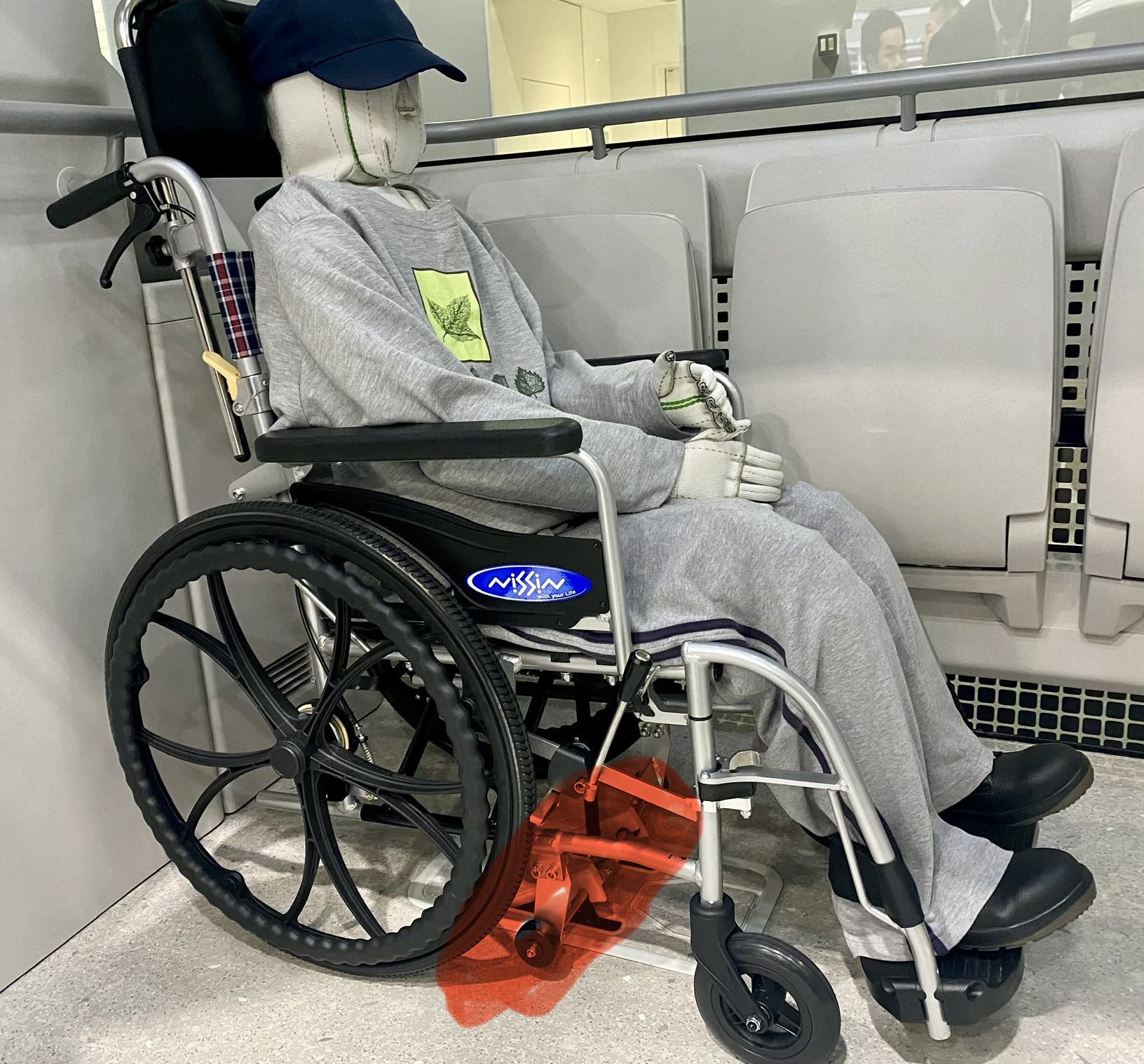 日進医療器(株)(北名古屋市)製の車椅子で、赤い所がワンタッチ固定部分