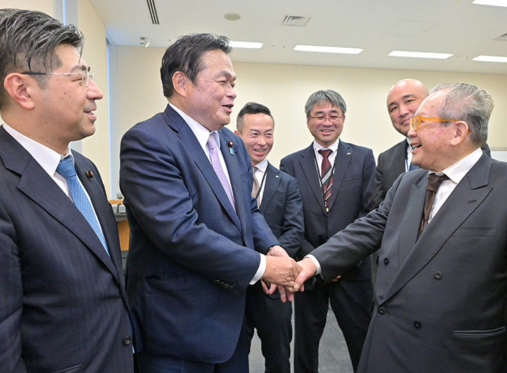 全ト協の坂本最高顧問（右端）らと懇談する赤羽氏（左から2人目）＝27日　衆院第2議員会館