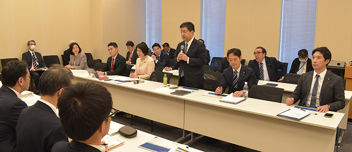 介護分野の制度改正などについて厚労省と意見を交わした党推進本部＝11日　衆院第2議員会館