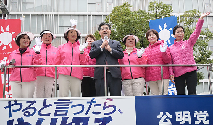 党の実績を語る里見氏(中央)=20日 名古屋市