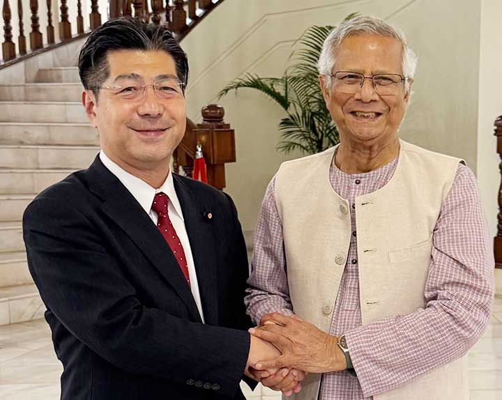 バングラデシュを訪問し、ムハマド・ユヌス暫定政府主席顧問(右)と会見する筆者=9月3日