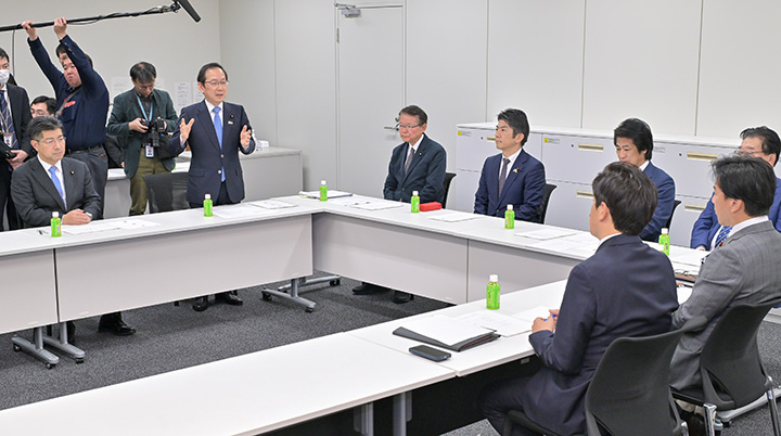 竹内(譲)(左から2人目)、里見(左端)の両氏らが出席した実務者協議=24日 衆院第2議員会館