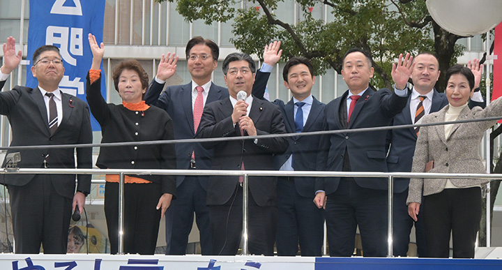 国民生活を守り抜くと決意を述べる里見県代表(中央)ら=5日 名古屋市