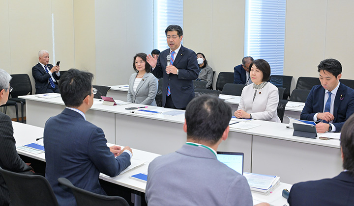 介護報酬の期中改定などを巡って厚労省と意見を交わした党推進本部＝14日　衆院第1議員会館