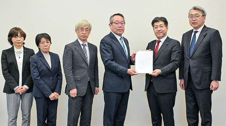 医療や介護保険などについて要請を受ける里見（右から2人目）、宮崎（右端）の両氏＝19日　衆院第2議員会館