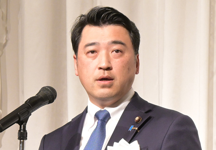 党岐阜県本部の会合であいさつする三浦氏＝21日　岐阜市