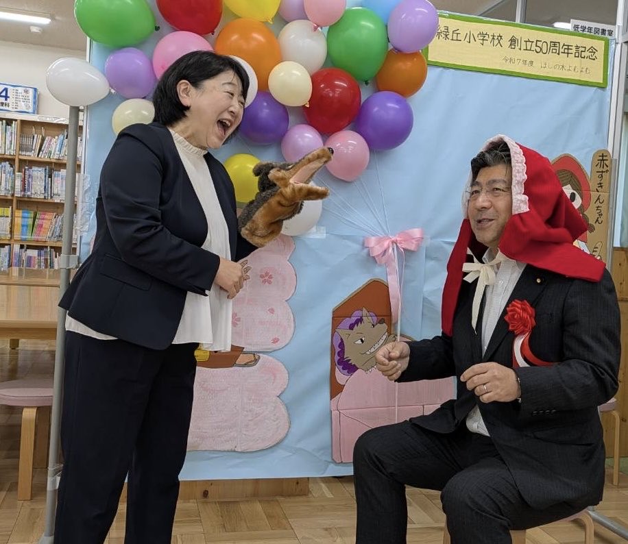 私の妻は日頃からの読み聞かせの会の皆さんと図書館で赤ずきんちゃんをテーマに