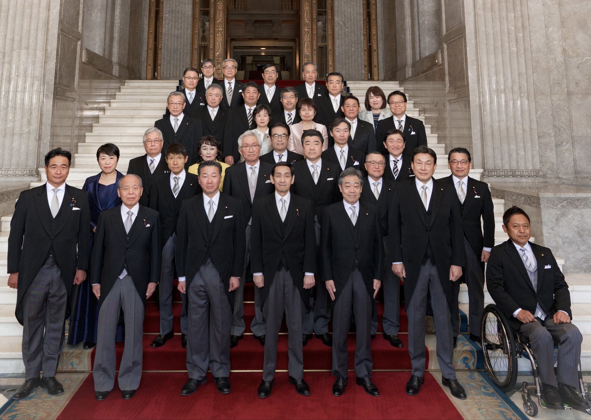関口昌一議長、福山哲郎副議長はじめ各委員長が記念撮影