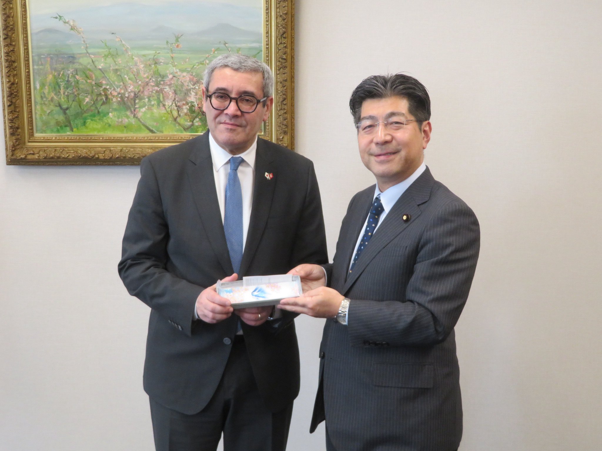 チュニジア共和国のシャッフラ駐日大使の表敬