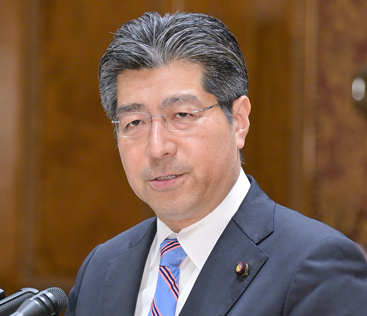 質問する里見氏=27日 参院予算委