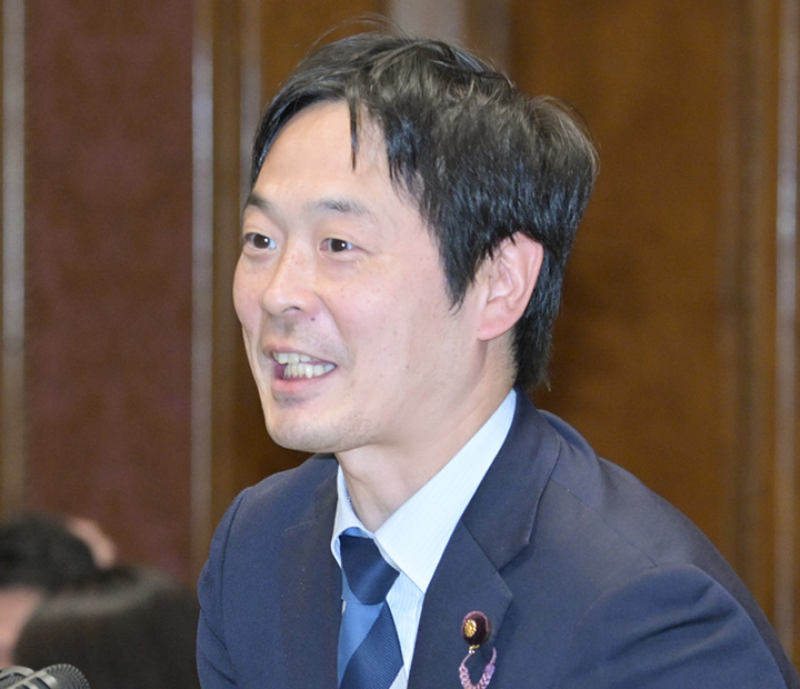 質問する司氏=27日 参院予算委