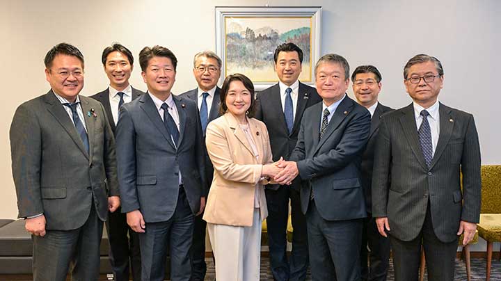民団の金団長（前列右から2人目）から表敬を受ける竹谷代表（左隣）ら＝30日　参院議員会館