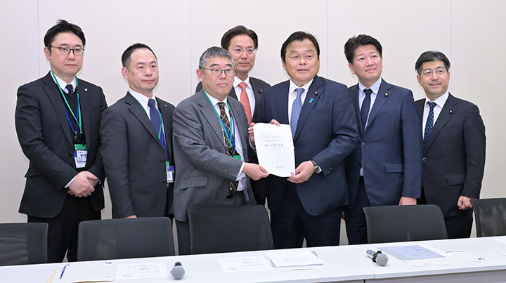 ティグレ連合会から要請を受ける中道の赤羽副代表(中央右)ら=1日 衆院第2議員会館