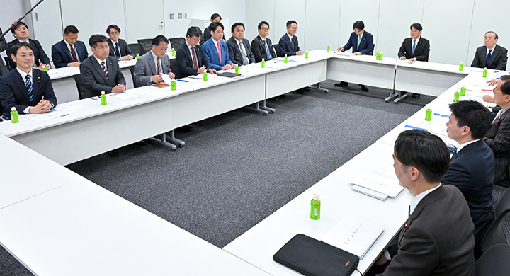 給付付き税額控除の導入目的などについて議論した社会保障国民会議の実務者会議=6日 衆院第2議員会館