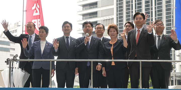憲法3原理を守り抜くことを誓う里見氏(中央)ら=30日 名古屋市