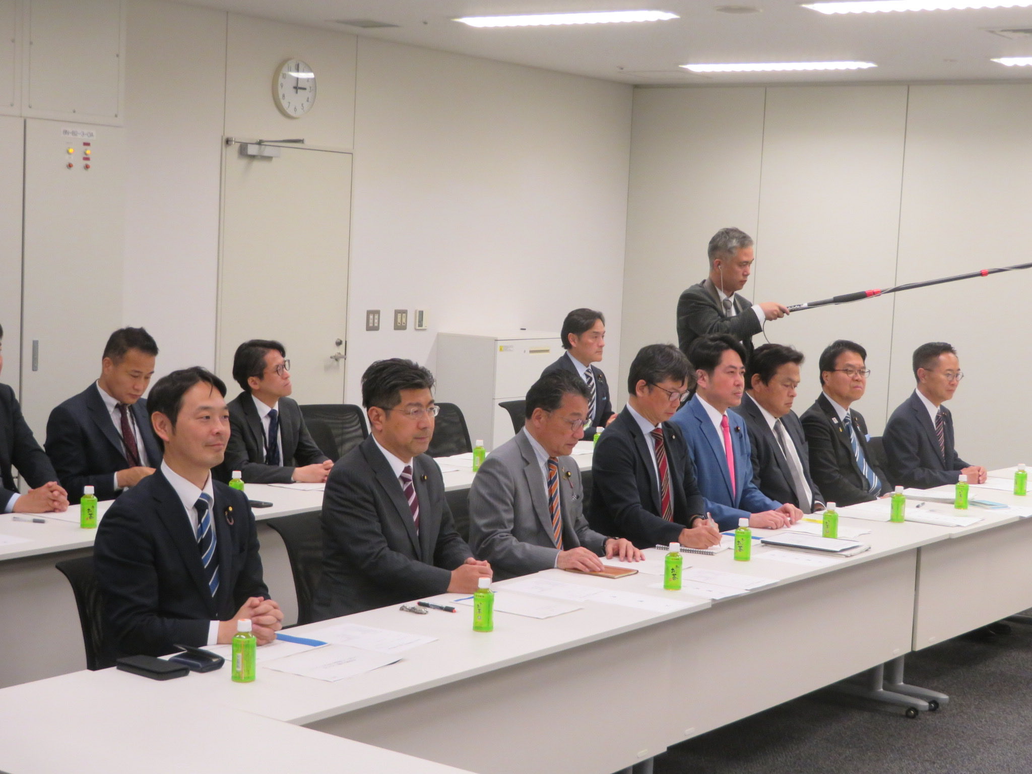 社会保障国民会議 の 給付付き税額控除 に関する実務者会議に各政党の代表、政府の担当大臣と出席・議論、その後記者ブリーフ