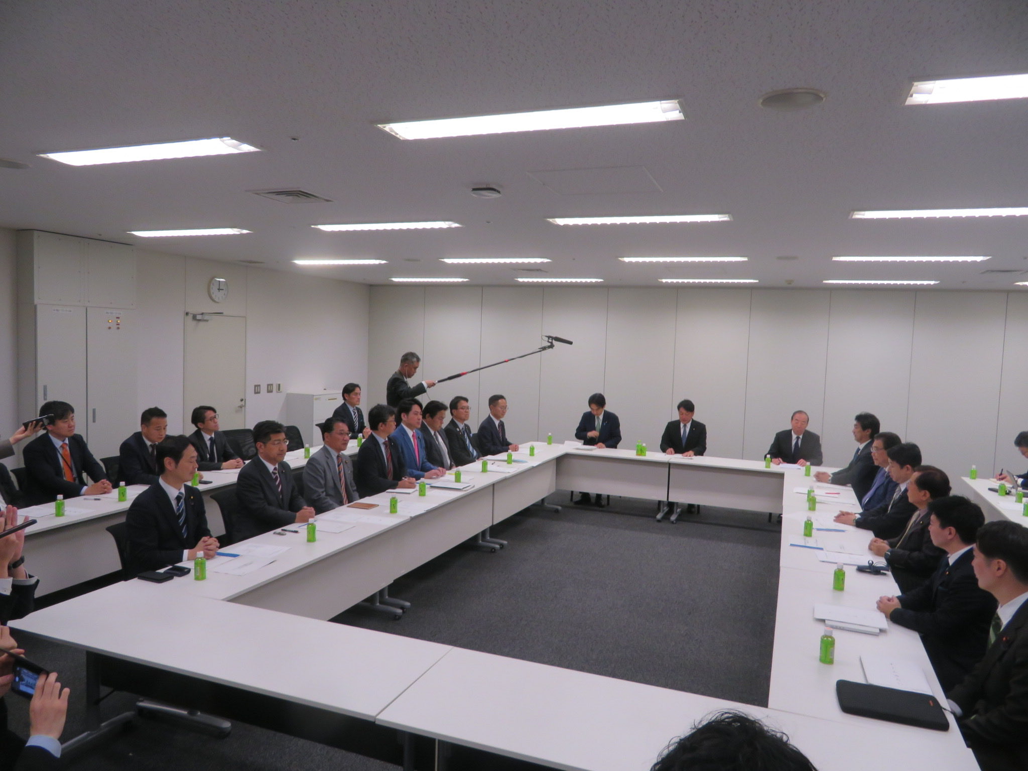 社会保障国民会議 の 給付付き税額控除 に関する実務者会議に各政党の代表、政府の担当大臣と出席・議論、その後記者ブリーフ