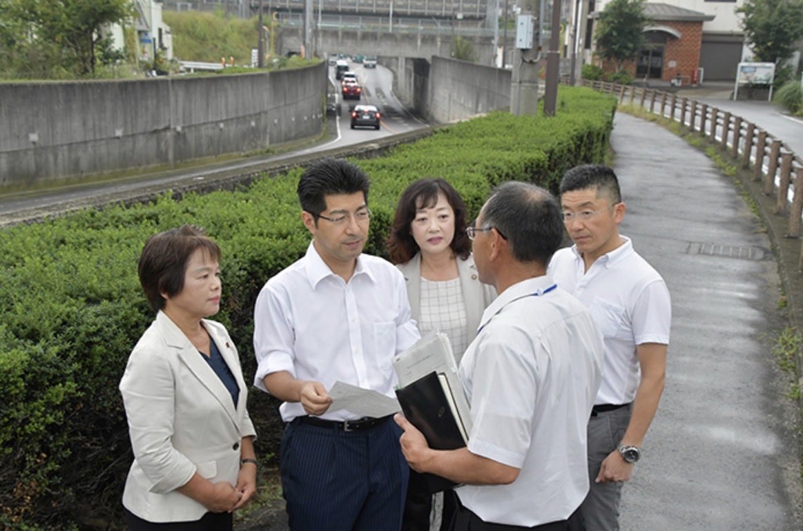 とびなが勝次 清須市 市議会議員候補と清須市内に。
とびなが候補で思い出すのは、私が2016年夏に初当選して間もなくの秋、台風16号の影響で、市内7ヶ所の鉄道の下などをぐぐる道路=アンダーパスが冠水したのを受け、日を改めて、とびなが候補に呼んでいただき、現地に向かった時のこと。
とびながさんは、冠水時の水深の表示や、冠水時の通行禁止の告知方法など、具体的に、清須市、愛知県に要請。国にもその内容を伝えました。
市民の生活上のリスクを具体的に考え、当局に提言する力のあるとびなが候補は、清須市になくてはならない人材です。
4期目の挑戦、とびなが勝次を議会に送ってください❗️