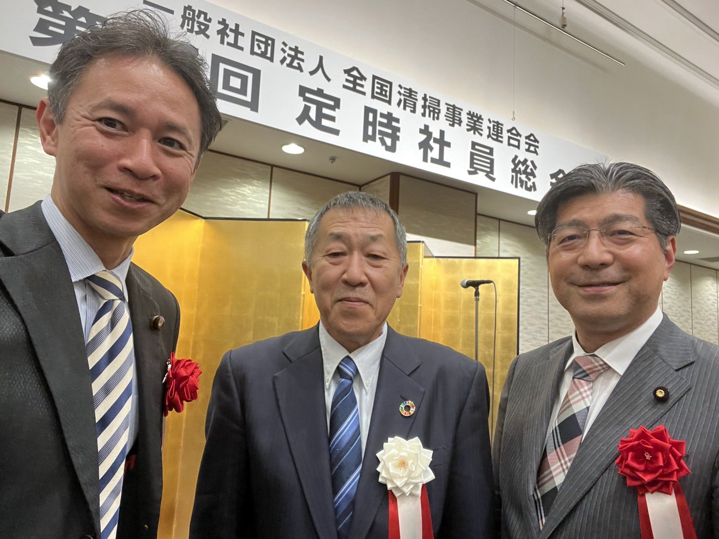 全国清掃事業連合会の総会・懇親会に。
三井弘樹全国会長、西山幸光愛知県会長にご挨拶。谷合正明公明党参議院会長と