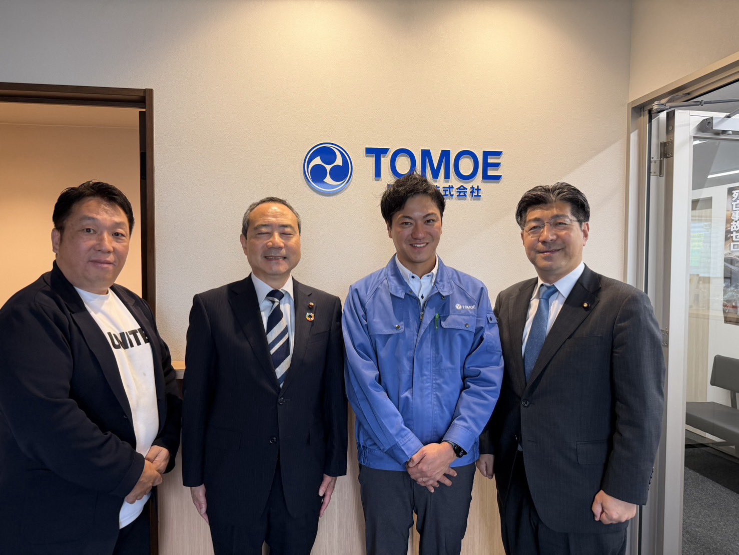 鈴木ともかず 豊明市議と、豊明市内に営業所を構える巴運輸株式会社の郷司社長を表敬、懇談