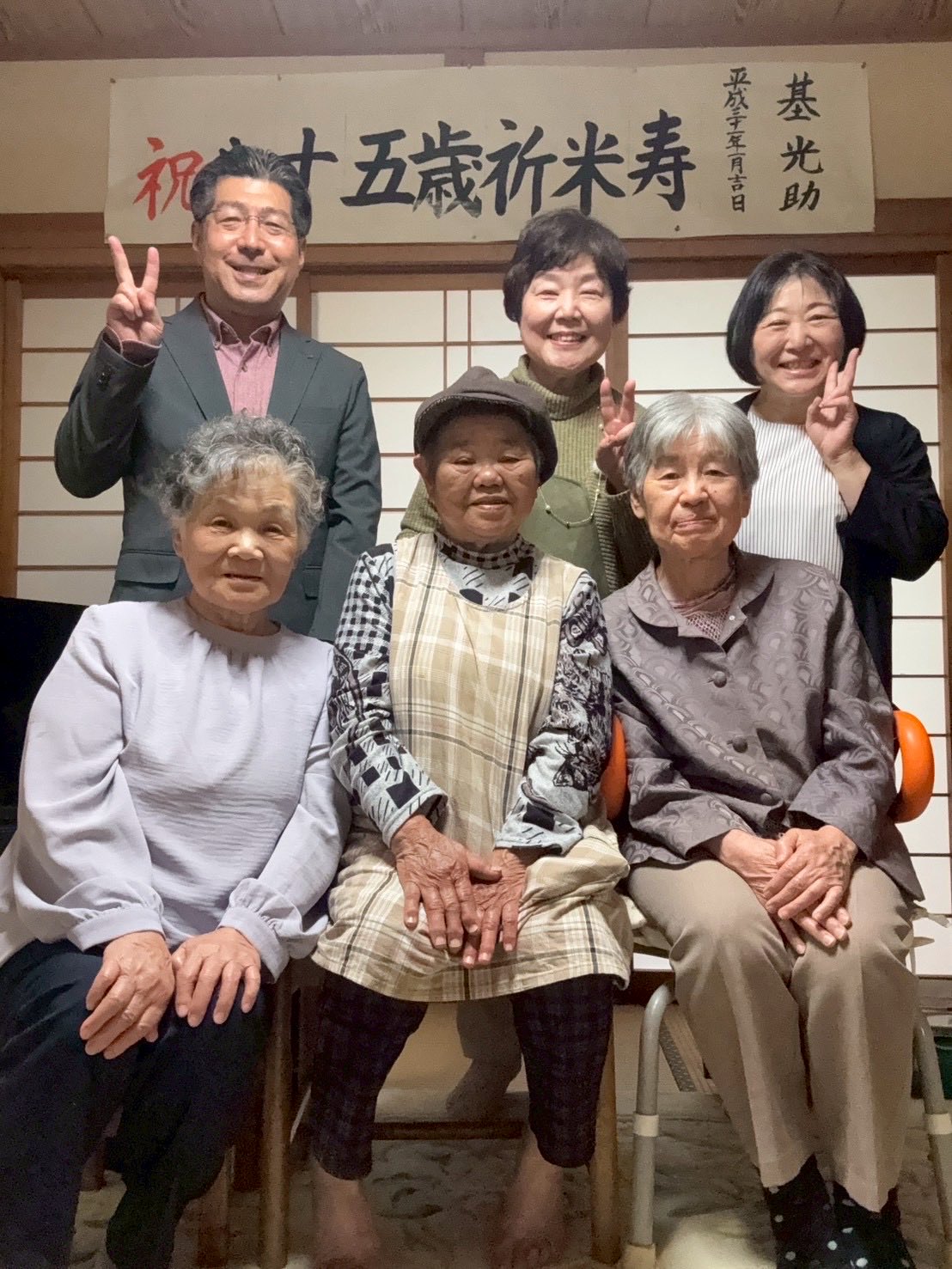 母と妻・邦衣(右上)と共に、母の小・中学校時代の同級生、基(もとい)和子さん(中下)の知多郡武豊町のお宅に