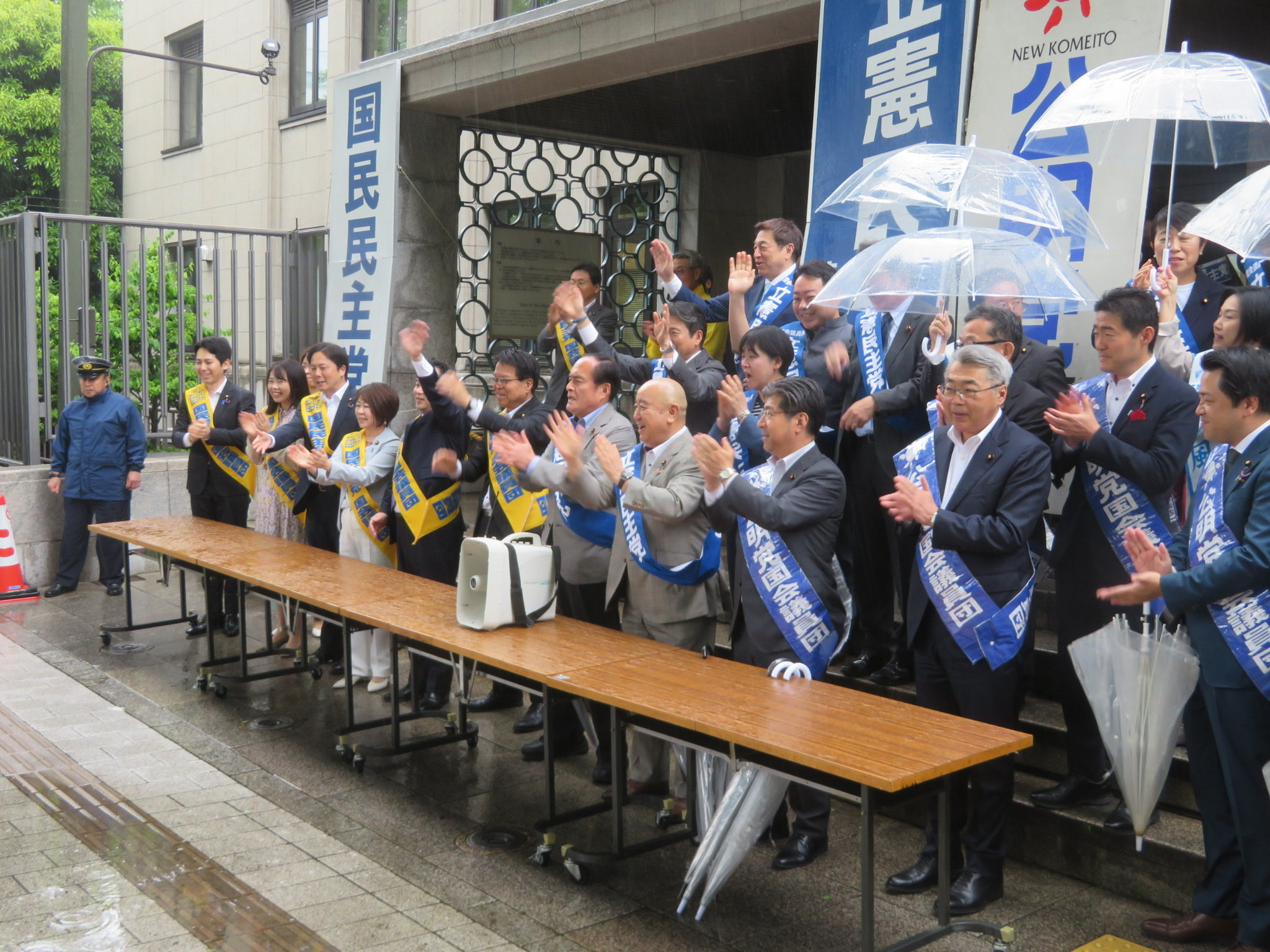 全国の自治体（町村）の労働組合の代表が国会周辺でデモ行進、そして、参議院では立憲民主党・国民民主党・沖縄の風、そして公明党の代表に要請。