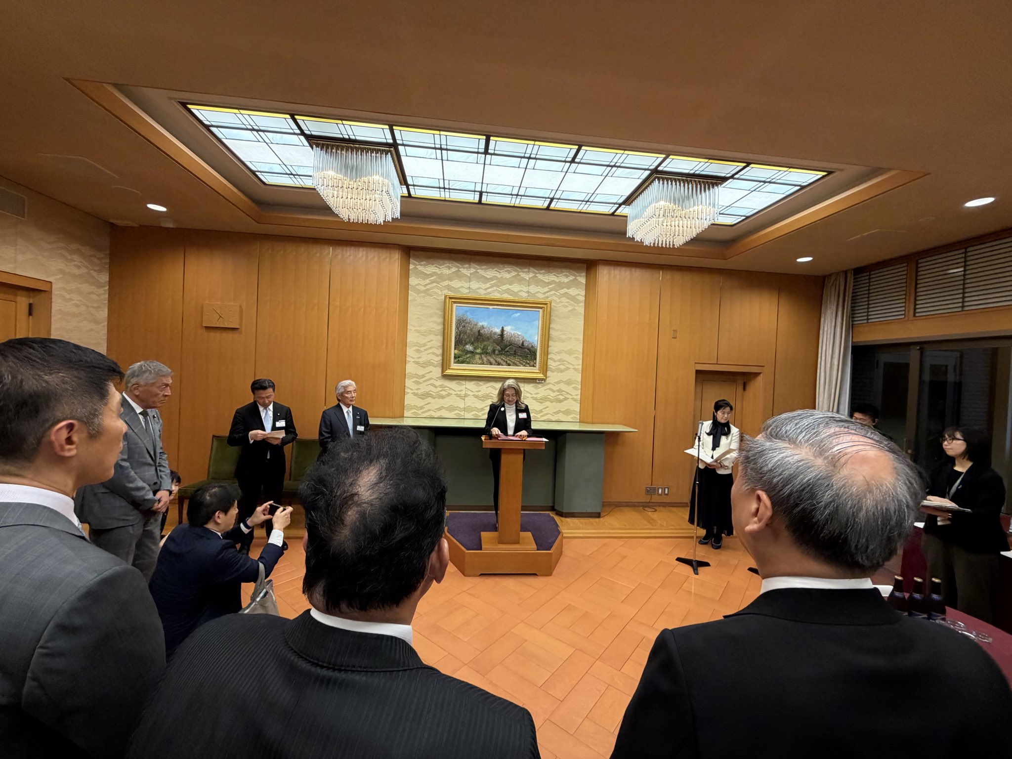 参議院ASEAN議員交流推進議員連盟の会合を参議院議長公邸で盛大に。
東南アジア各国の大使の皆様と交流。