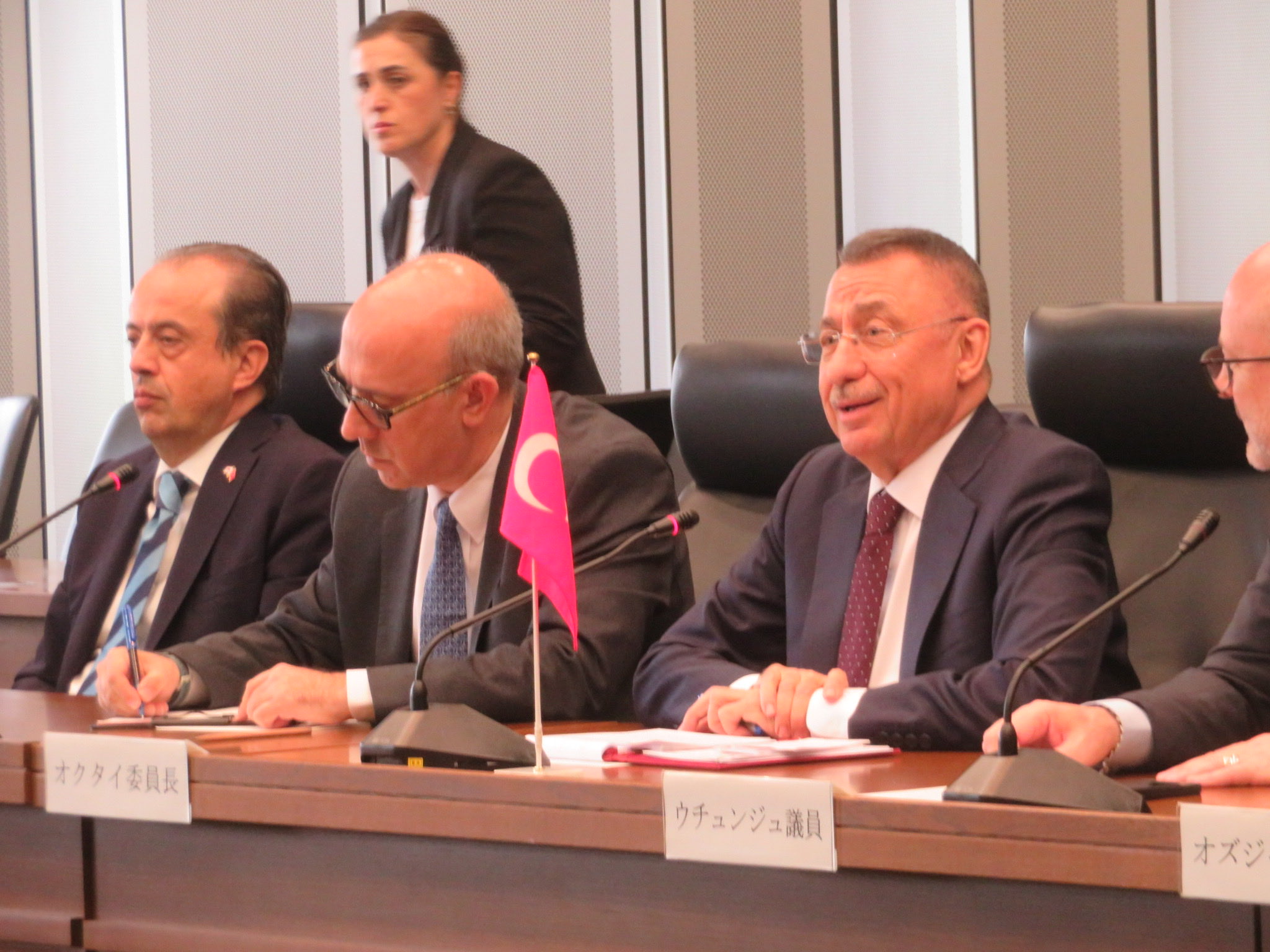 トルコ共和国大国民議会ファット･オクタイ外交委員長他国会議員５名とエルトゥールル駐日大使を参議院外交防衛委員会一同で歓迎、会談