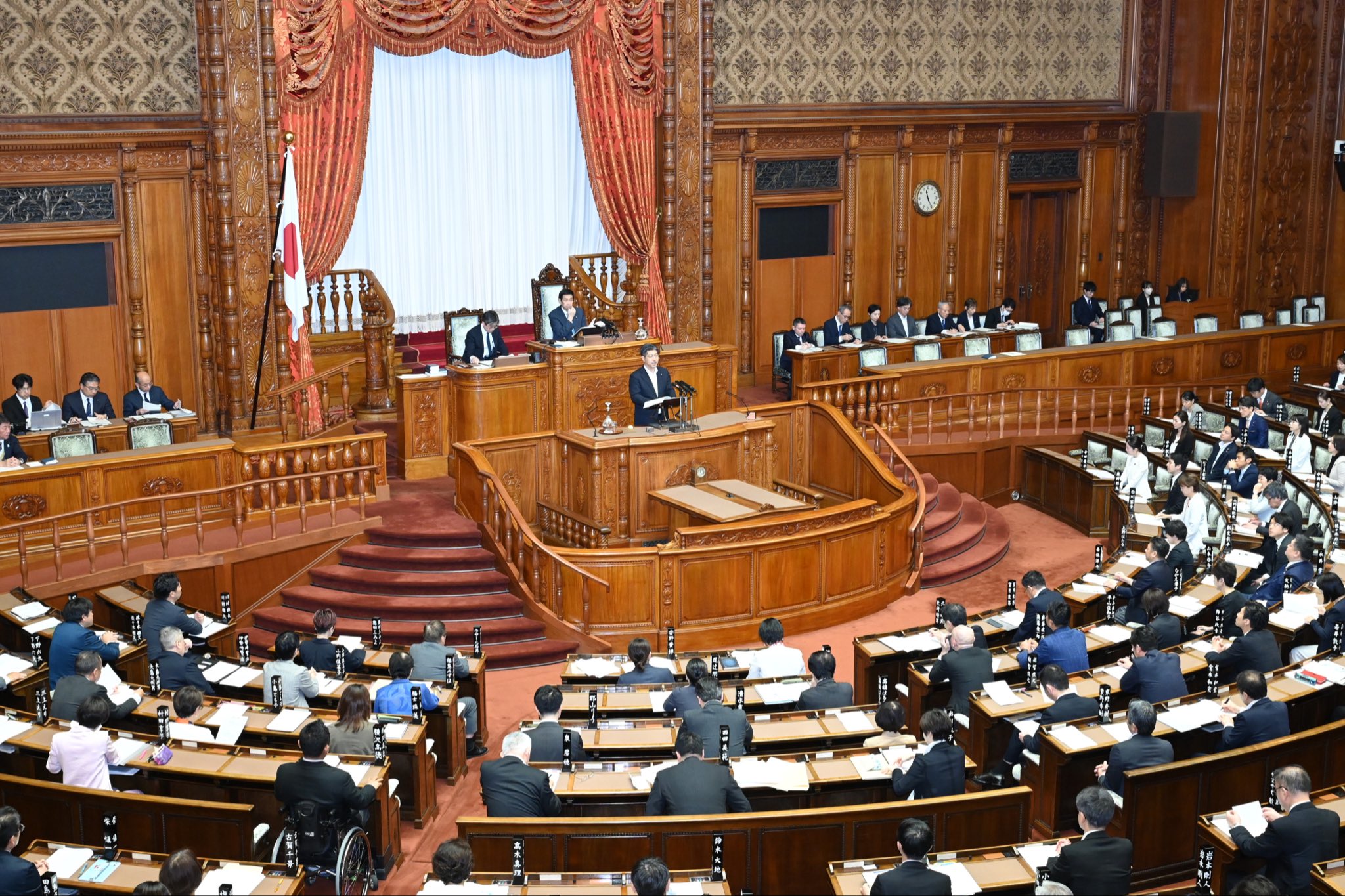 参議院本会議で、外交防衛委員長として、日キルギス租税条約、南極条約議定書、国際民間航空条約議定書、万国郵便条約議定書に関して審査経過と委員会として承認すべきものと決せられたことを報告