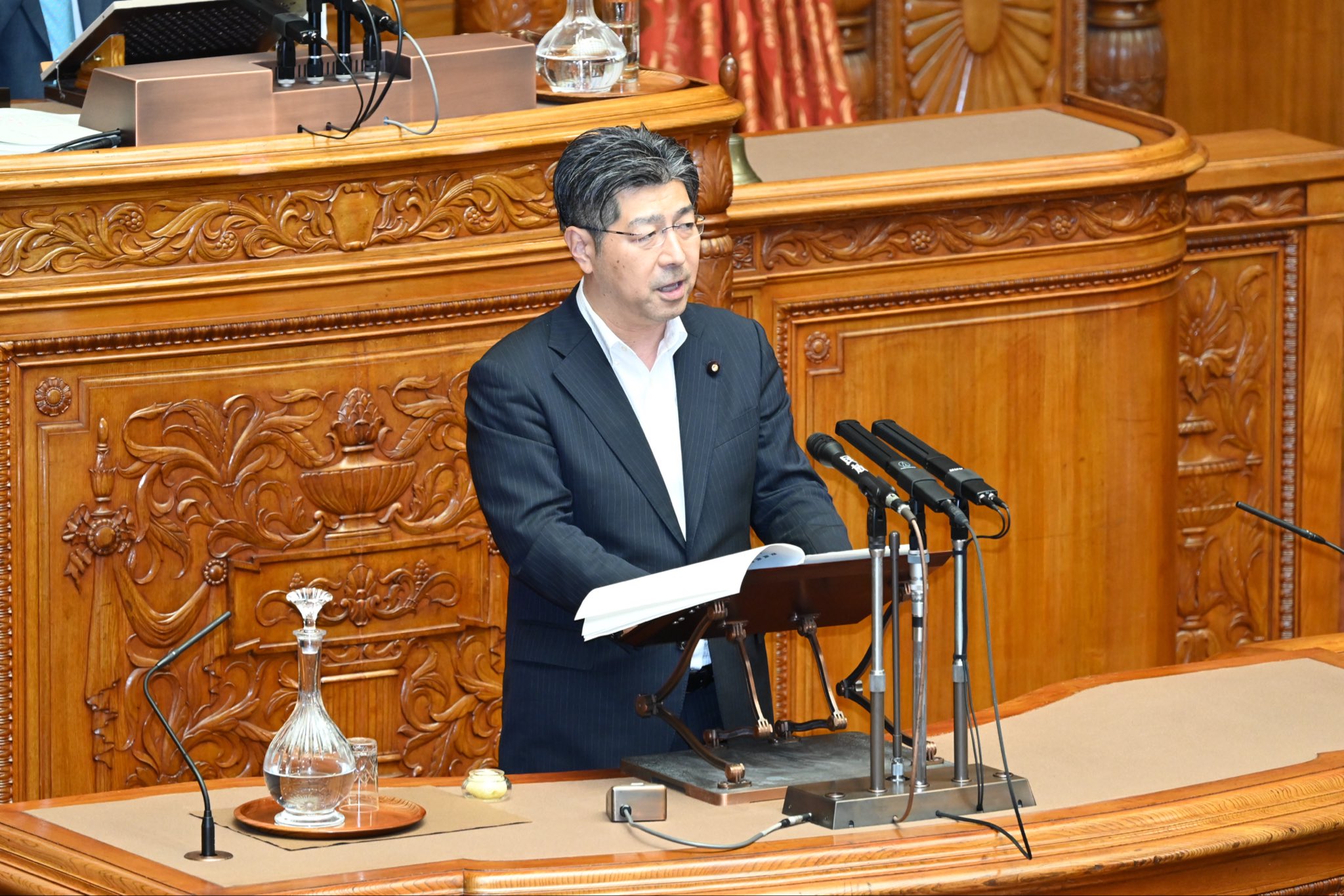 参議院本会議で、外交防衛委員長として、日キルギス租税条約、南極条約議定書、国際民間航空条約議定書、万国郵便条約議定書に関して審査経過と委員会として承認すべきものと決せられたことを報告
