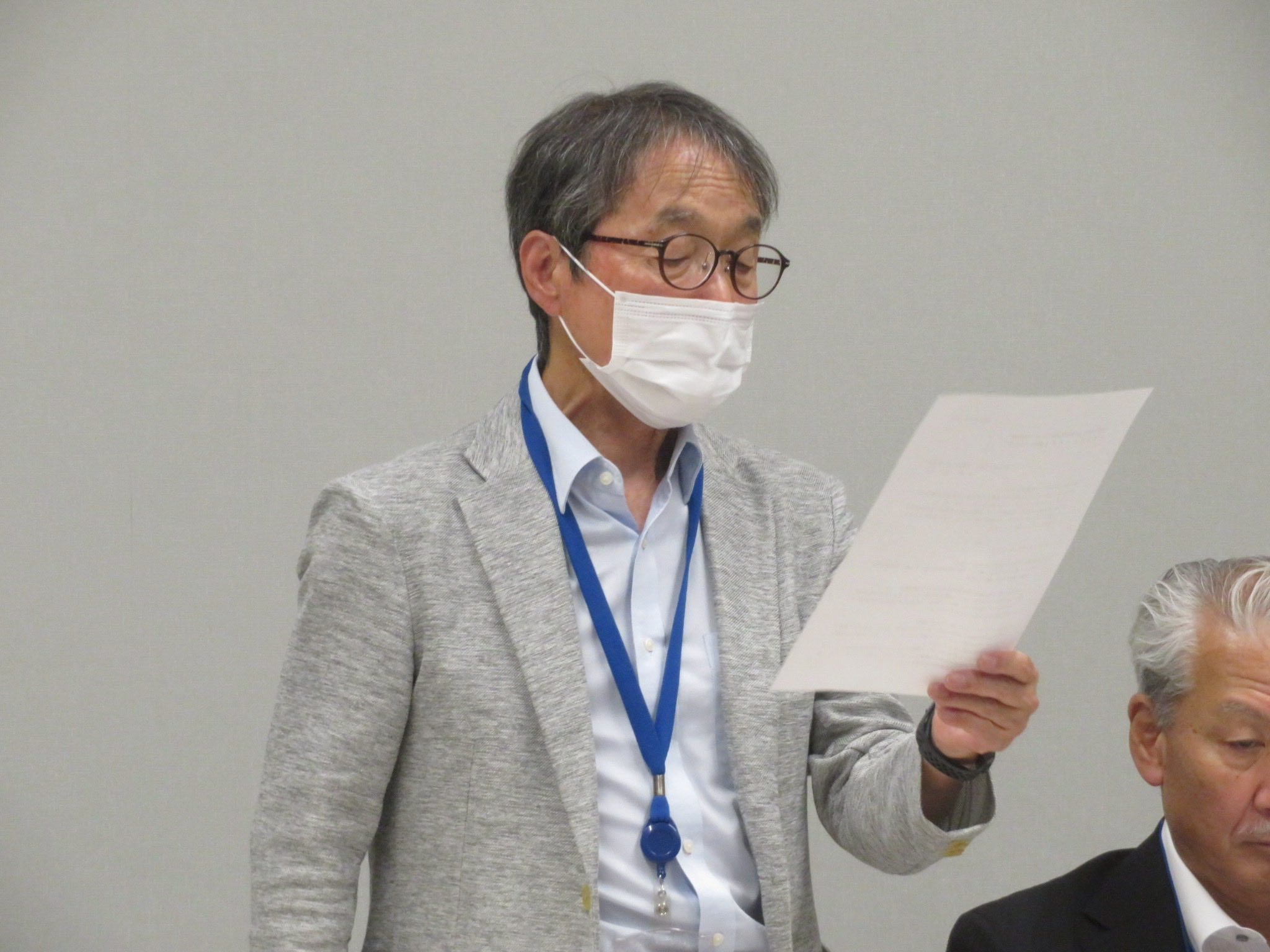 NPO法人日本フッ化物むし歯予防協会 の荒川浩久会長はじめ役員の皆様より、フッ化物が入った洗口液（うがい用）によるむし歯予防の効果について講演