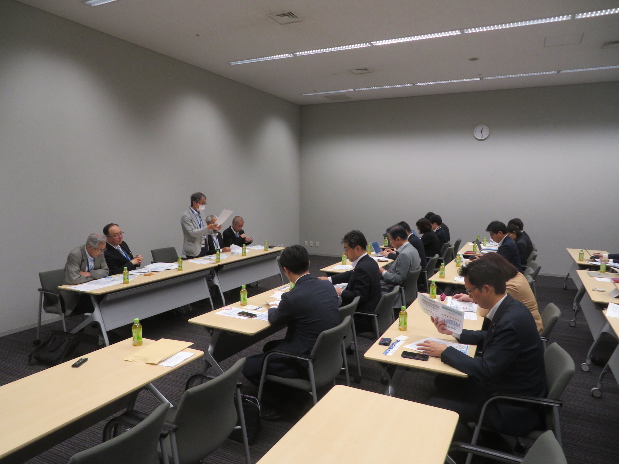 NPO法人日本フッ化物むし歯予防協会 の荒川浩久会長はじめ役員の皆様より、フッ化物が入った洗口液（うがい用）によるむし歯予防の効果について講演