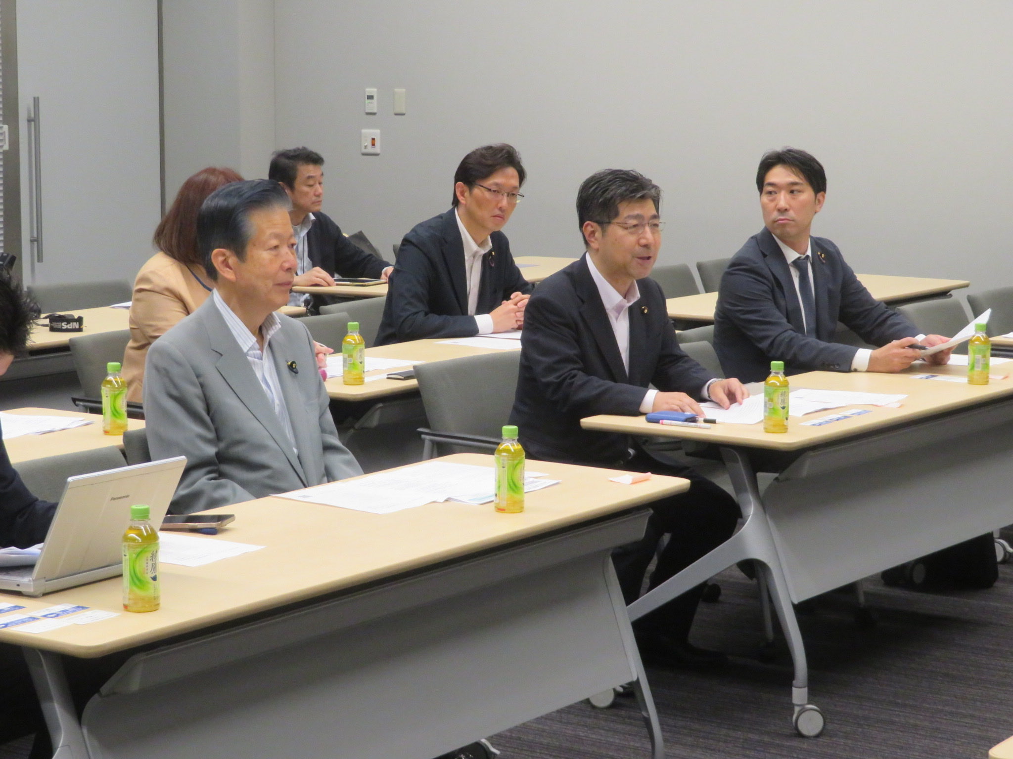 NPO法人日本フッ化物むし歯予防協会 の荒川浩久会長はじめ役員の皆様より、フッ化物が入った洗口液（うがい用）によるむし歯予防の効果について講演