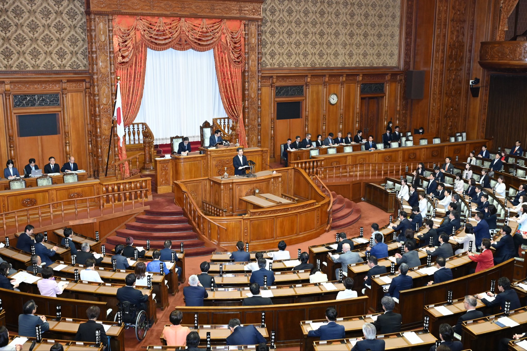 外交防衛委員長として、今国会の内閣提出の法律案(計4件)・条約(計12件)の委員会での審査の経過と結果を報告する最後となる、「防衛省設置法案」について今国会7回目の委員長報告の登壇となり、法案は可決成立しました。