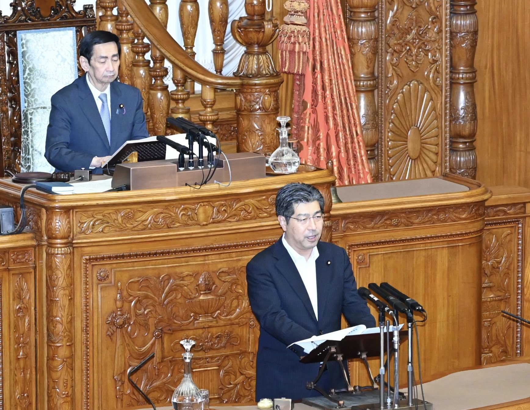 外交防衛委員長として、今国会の内閣提出の法律案（計４件）・条約（計１２件）の委員会での審査の経過と結果を報告する最後となる、「防衛省設置法案」について今国会7回目の委員長報告の登壇となり、法案は可決成立しました。
