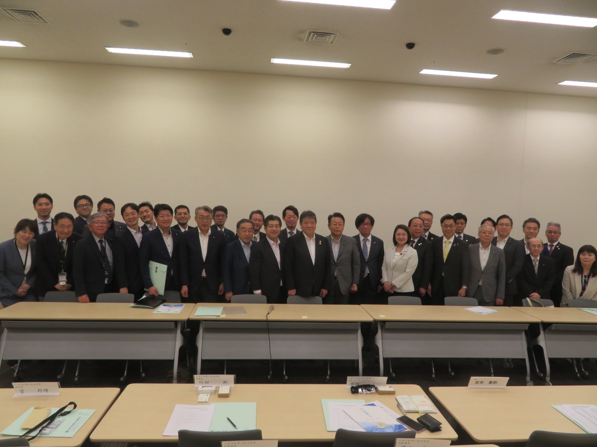 日本行政書士会連合会の宮本重則会長、日本行政書士政治連盟の常住豊会長はじめ、行政書士の先生方と懇談