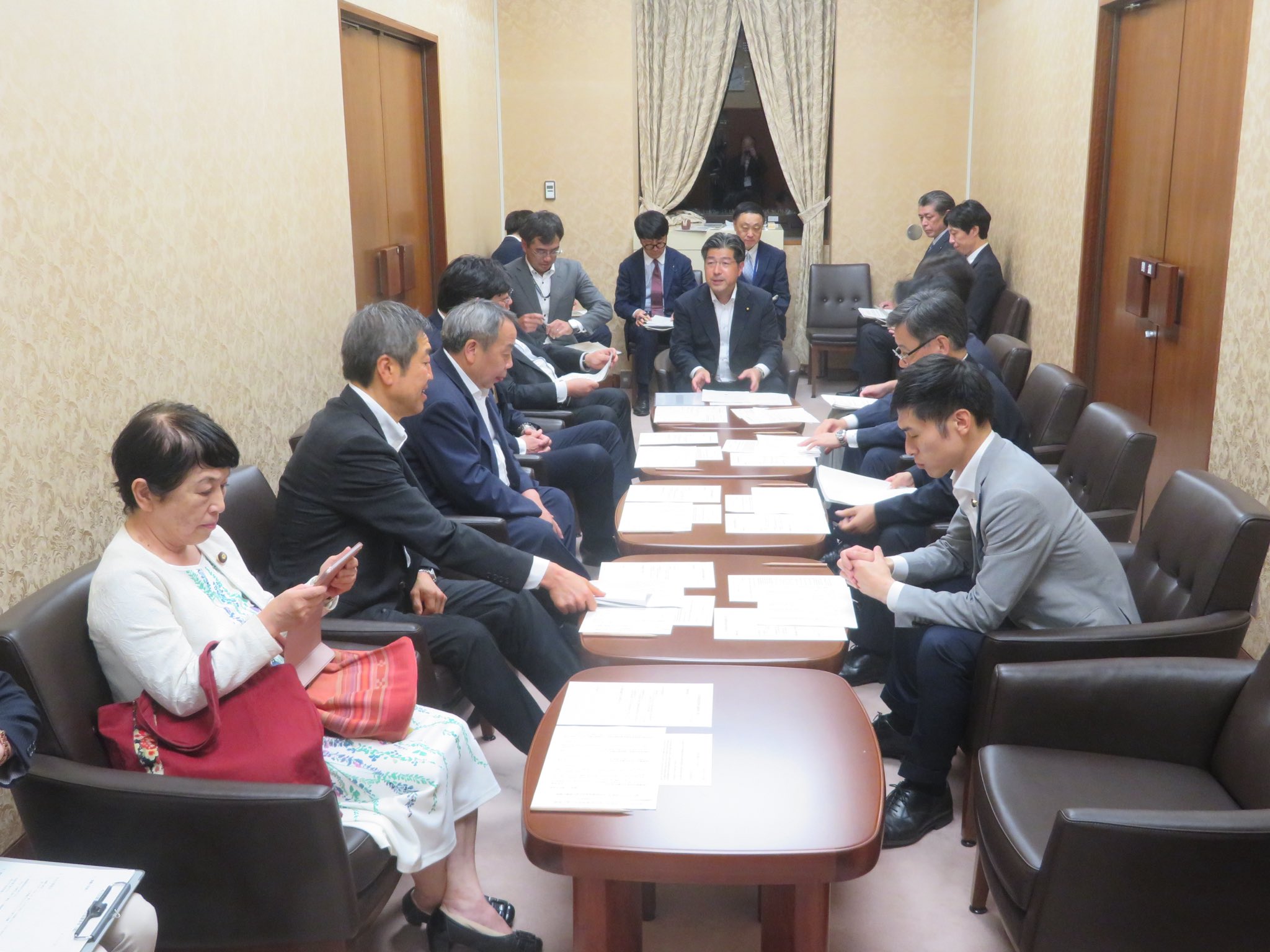 委員会前の各会派の理事・委員が参加しての理事会前の様子